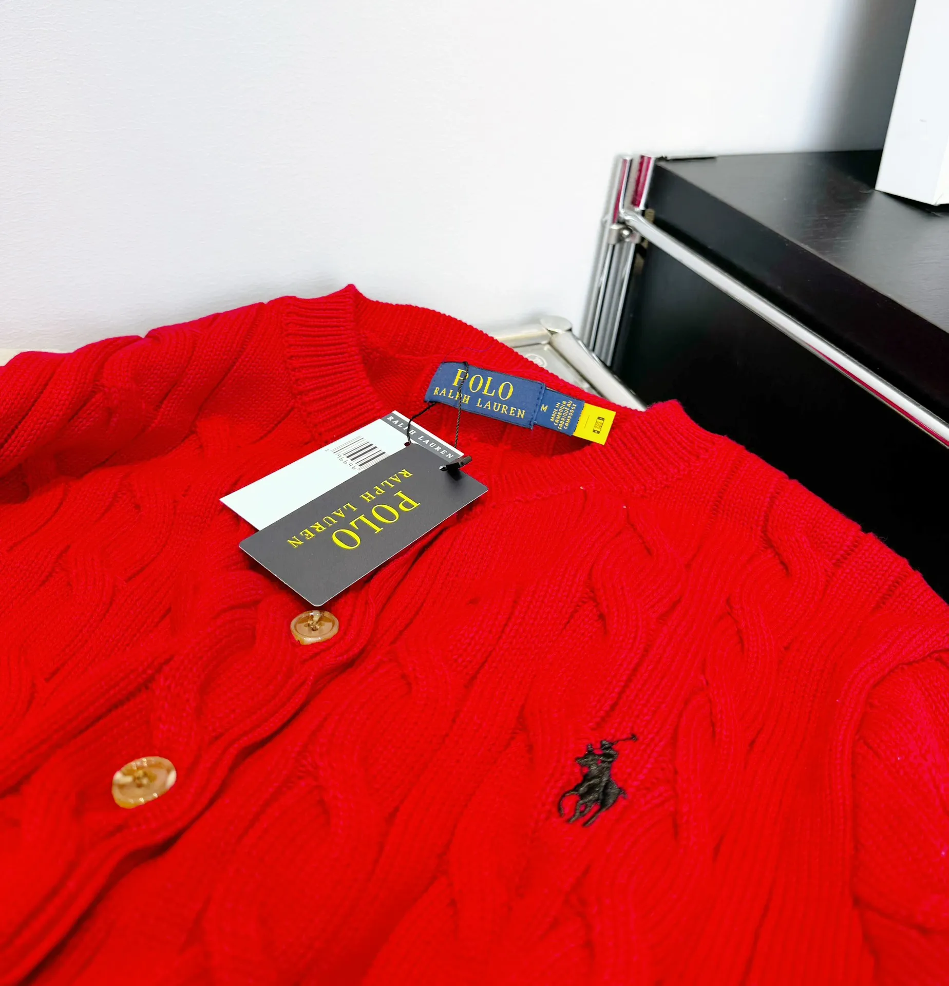 🅿️240 Style number: L05 (red) only xs s Ralph Lauren RL classic war horse logo embroidery on the chest cable pattern twist button round neck long sleeves buttoned knitted sweater cardigan jacket Color: SIZE: XS S M L Size reference # Length Bust Shoulder width 43.5 L 64 52 45 I will always love sweet girls. Soft and glutinous🧶🫶The style is a very classic cable sweater. American retro college style. Perfect hand comfort. It is a must-have item for spring, autumn and winter wardrobes. It also looks good when layered as an inner layer in cold weather. High-density LOGO embroidery on the chest, original customization of tag accessories. Made of pure cotton yarn 🧶 blended with wool, pure cotton is skin-friendly and comfortable, small label war horse embroidered twist turtleneck sweater 🐎 high quality. Follow the blogger to learn how to wear it! Let’s get a Ralph Lauren cable sweater. It’s a super hard-to-find series after it became popular. It’s hard to find one on the official website. It’s simple and practical to wear, with a lazy and loose feel. The thickened fabric has a more texture, soft and delicate feel, and a loose fit. Whether worn alone or layered, you can wear different styles of fashion with just one piece. ⚠️Contains wool products🦙 Pay attention to the washing method to avoid shrinkage